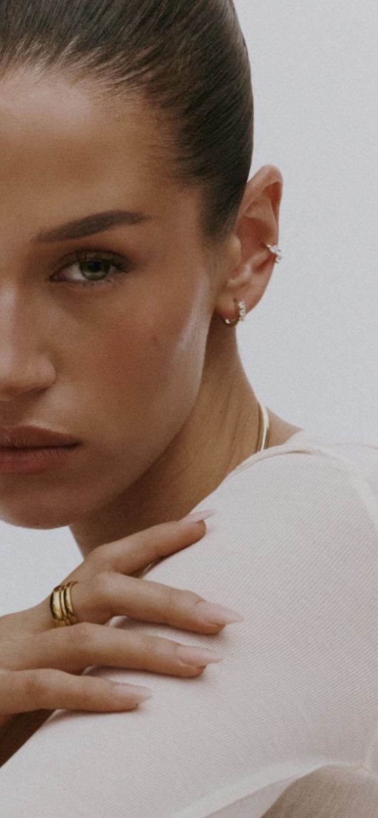 Présentation de bijoux contemporains en or et titane