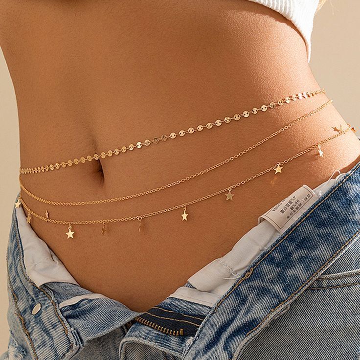 Chaine de taille doree portée sur une robe été