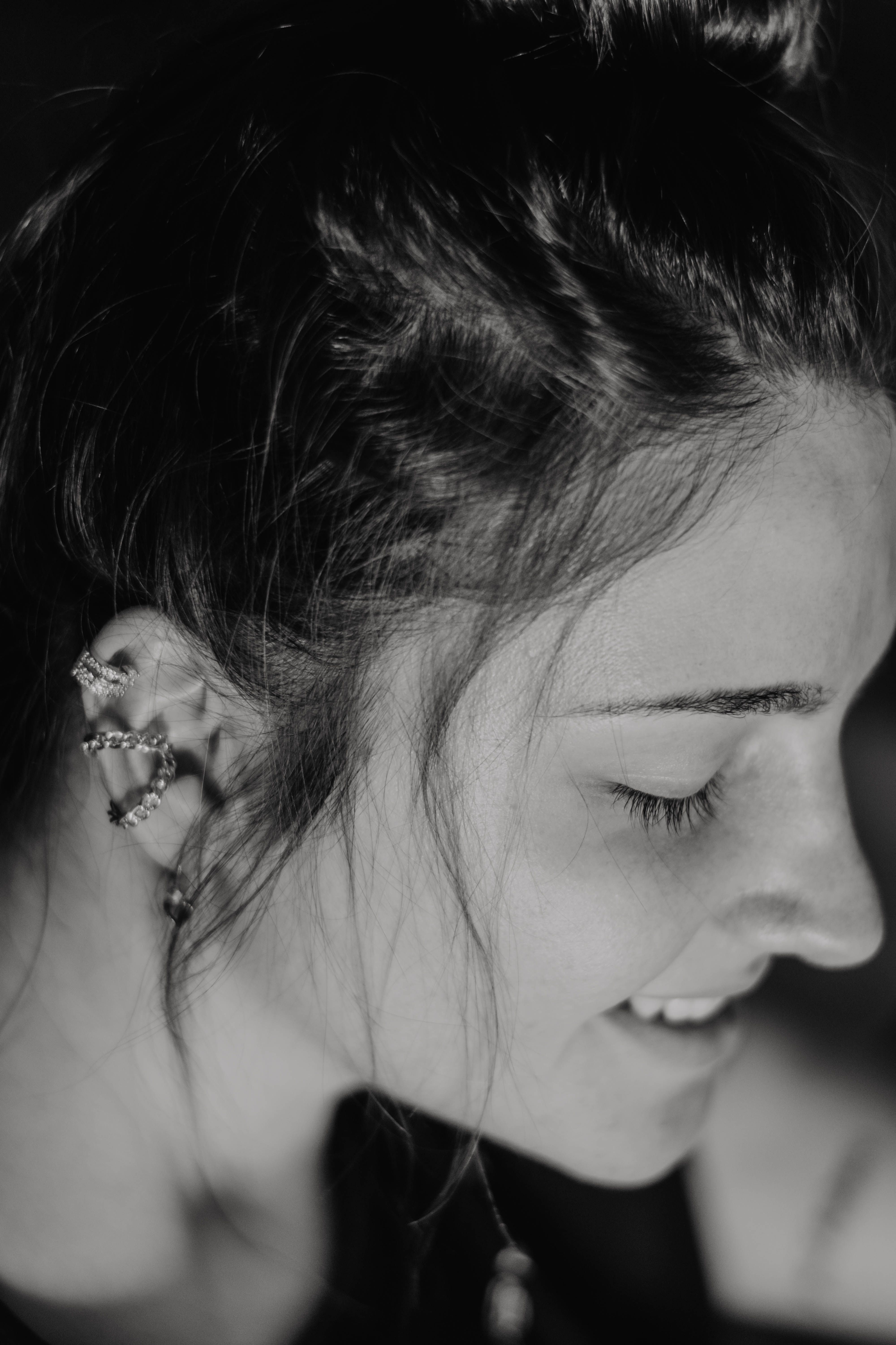 Piercing hélix en titane sur cartilage d'oreille, gros plan